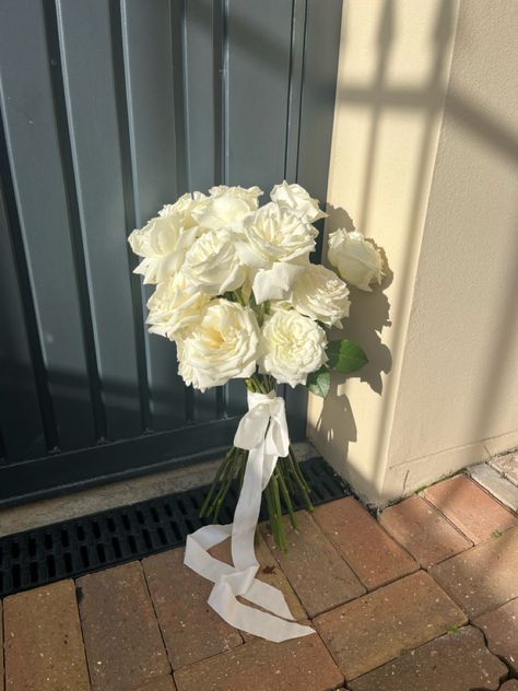 Modern wedding bouquet with long stemmed white reflexed roses Single Rose Bouquet Wedding, Friendsmas Recipes, Big White Roses Wedding Bouquet, Bridesmaid Bouquet Ribbon, Long Stem Bridal Bouquet, Bouquet With Long Ribbon, Rose Bouquet Long Stem, Wedding Bouquet With Ribbon, Reflexed Rose Bouquet