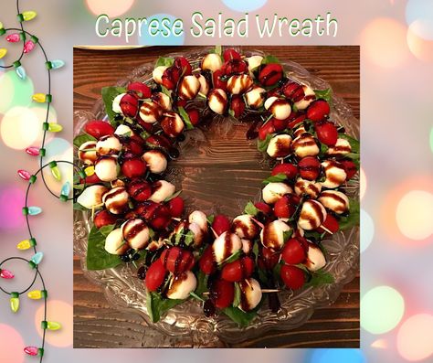 Caprese Salad Wreath, Caprese Christmas, Salad Wreath, Caprice Salad, Christmas Salads, Clean Food Crush, Homemade Italian, Christmas Brunch, Christmas Menu