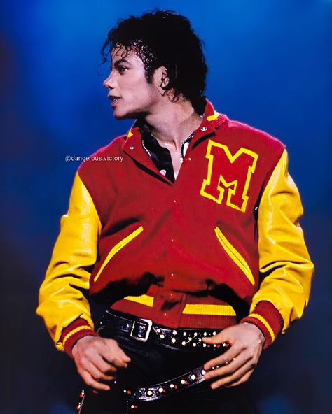 Michael Jackson в Instagram: «I seriously LOVE this jacket 🔥 And look at his side profile 😍 Oooof 🥵🤤 . . . . . #michaeljackson #kigofpop #moonwalker #mj #michael…» Michael Jackson Thriller Jacket, Michael Jackson Tour, Hee Man, Michael Jackson Wallpaper, American Bandstand, Jackson Bad, Michael Jackson Thriller, Joseph Jackson, Michael Jackson Bad