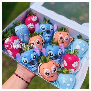 Stitch Strawberry Chocolate, Lilo And Stitch Number Cake, Lilo And Stitch Strawberries, Bluey Chocolate Covered Strawberries, Stitch Chocolate Covered Strawberries, Disney Strawberries, Stitch Treats, Stitch Snacks, Stitch Strawberries