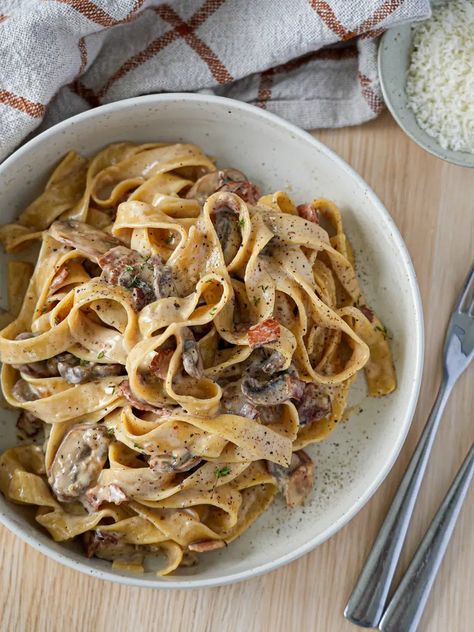 Creamy Mushroom and Bacon Pasta December Meals, Fettuccine Recipe, Mushroom Bacon, Pork Pasta, Fettuccine Recipes, 2024 Instagram, Creamy Mushroom Pasta, Slow Cooker Breakfast, 2024 Recipes