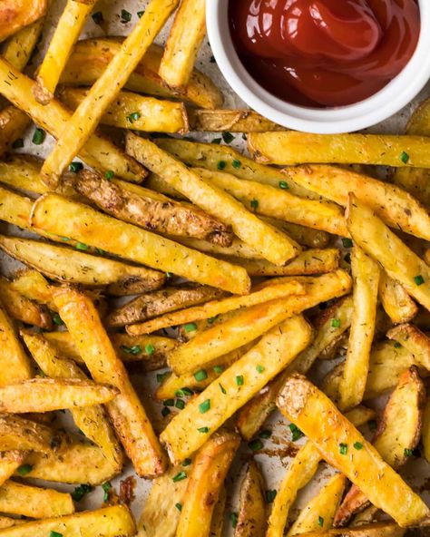 How to make Crispy Oven Baked Fries! Easy recipe that makes the most perfect, healthy homemade baked French fries every time. Includes tips for how to reheat French fries to make them crispy again. Bbq Chicken Sides, Reheat French Fries, Oven Baked Steak, Lamb Koftas, Oven Baked Fries, Well Plated, Oven Fries, Holiday Meal Planning, Homemade Fries