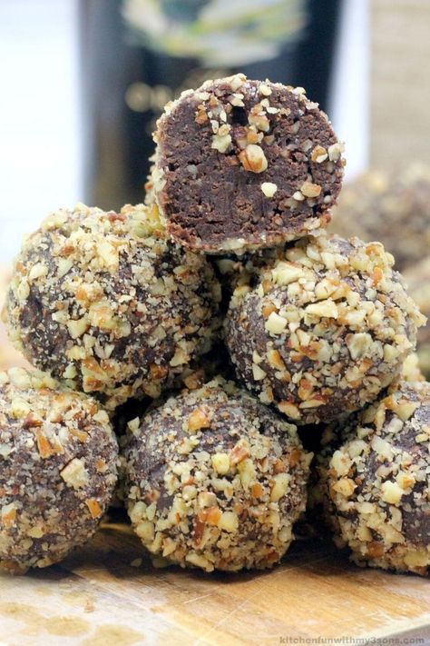 These Baileys Chocolate Balls With Nuts are the best truffles. These chocolate truffles have a nutty flavor that pairs perfectly with the chocolate and pecans in this recipe. These Chocolate Truffles are rich and decadent and are perfect for parties. Baileys Balls Recipe, Baileys Balls, Best Truffles, Kahlua Truffles, Irish Cream Truffles, Irish Chocolate, Baileys Fudge, Whiskey Chocolate, Cookie Dough Truffles