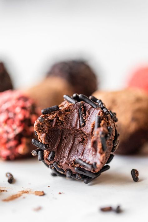 Red Wine Truffles {Easy Chocolate Truffle Recipe} – WellPlated.com Red Wine Truffles, Chocolate Truffle Recipe, Wine Truffles, Easy Truffles, Romantic Desserts, Champagne Truffles, Champagne Chocolate, Chocolate Truffles Recipe Easy, Truffle Recipe Chocolate