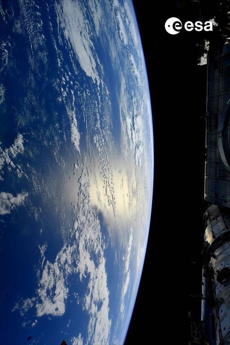 Sunlight glinting off Earth's cloud-topped oceans with curved horizon Restore Our Earth, Ocean Day, Earth 2, Our Earth, Oceans Of The World, International Space Station, Space Flight, Dream Holiday, Space Station