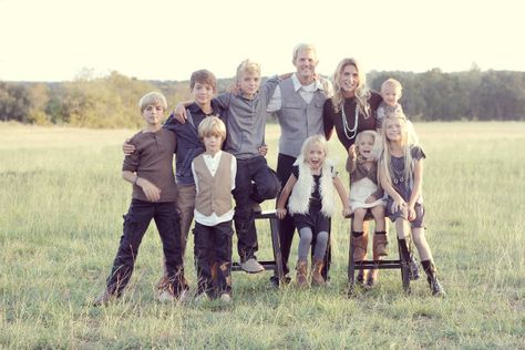 family of 8 kids Family Of 8, Fam Photos, Future Family, Family Sessions, Family Picture, Shoot Inspiration, Baby Things, Photoshoot Inspiration, Family Session