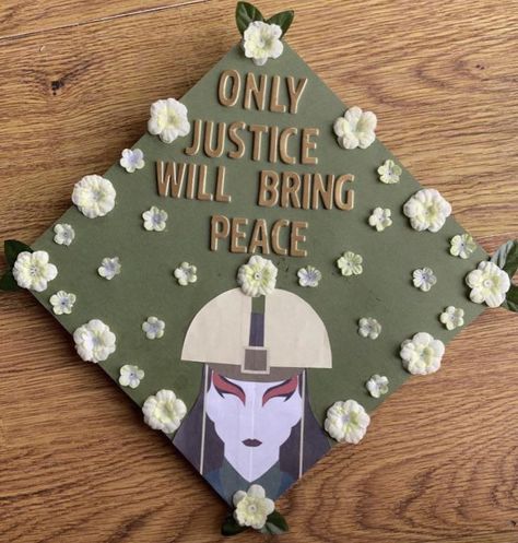 Avatar Graduation Cap, Graduation Cap Images, Creative Graduation Caps, College Grad Cap Ideas, Graduation Cap Decoration Diy, Avatar Kyoshi, High School Graduation Cap, College Graduation Cap Decoration, Grad Hat