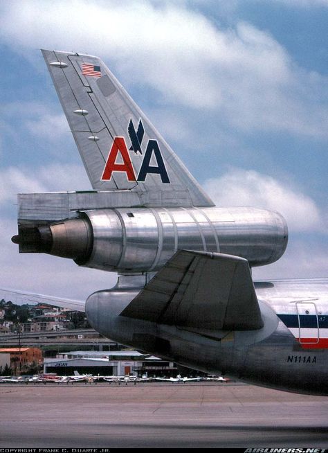 Tail view of number 2 engine nacelle and old style exhaust fan. American 12 heavy to LAX and BOS is approaching runway 27. Douglas Aircraft, Dc 10, Airline Logo, Boeing Aircraft, Passenger Aircraft, New Aircraft, First Flight, Vintage Airlines, Vintage Aviation