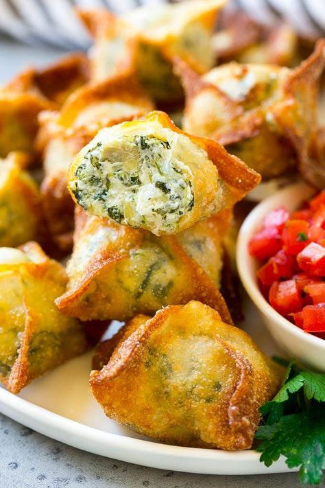 Spinach artichoke wontons with homemade spinach artichoke dip stuffed into wonton wrappers and fried. Bite Size Appetizers Easy, Healthy Superbowl Appetizers, Wonton Recipes, Superbowl Appetizers, Bite Size Appetizers, Superbowl Party Food, Wonton Wrappers, Wontons, Appetizer Bites