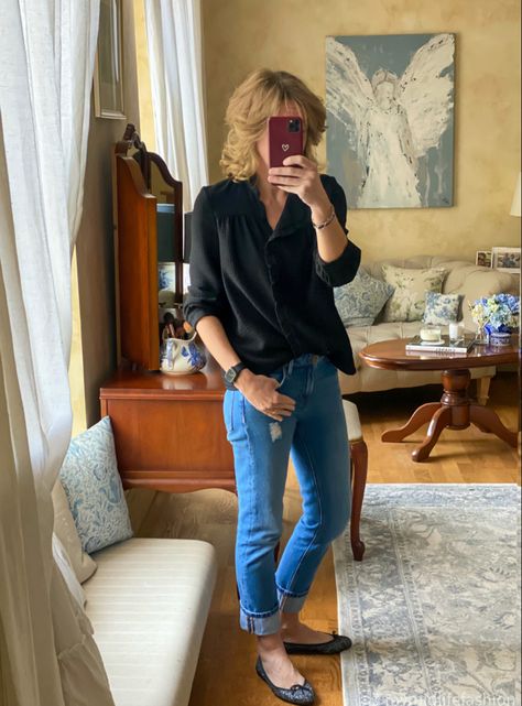 Jeans With Flats, Boots Ootd, J Crew Boots, Straight Legged Jeans, Midlife Fashion, Kitten Heel Ankle Boots, Wearing All Black, All Black Looks, Pretty Top