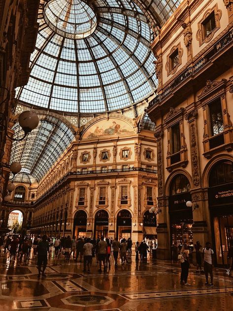 Milan Shopping, Rome Attractions, Milan City, Milan Cathedral, City Break, Milan Italy, Vacation Destinations, Tourist Attraction, Weekend Getaways