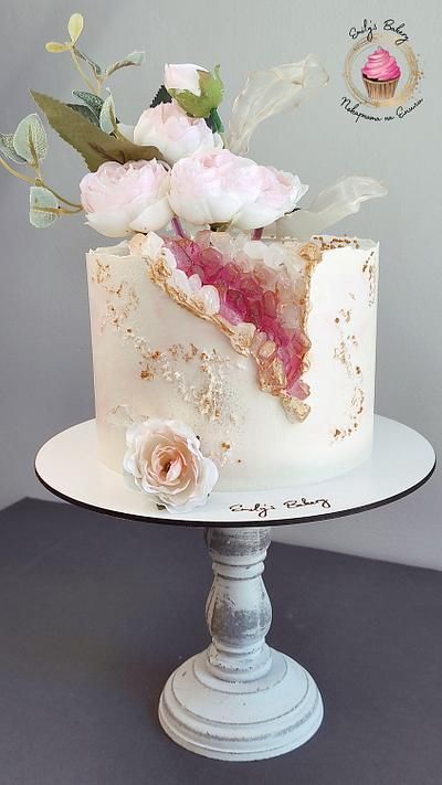 Geode flower cake Small Geode Cake, Geod Cake Birthday, Floral Geode Cake, Rose Quartz Cake, Geode Cake With Flowers, Marble Geode Cake, Pink Geode Cake, 21st Bday Cake Ideas, Cristal Cake