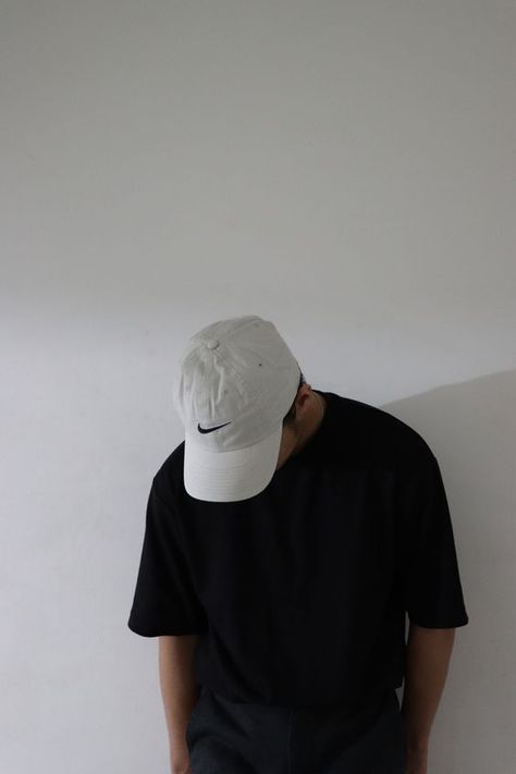 Hat Kata Pic, Boys Covering Face, Boys Picture, Dark Room Photography, Male Portrait Poses, Instagram Movie, Male Profile, Boy Blurred Pic, Girlfriend Surprise