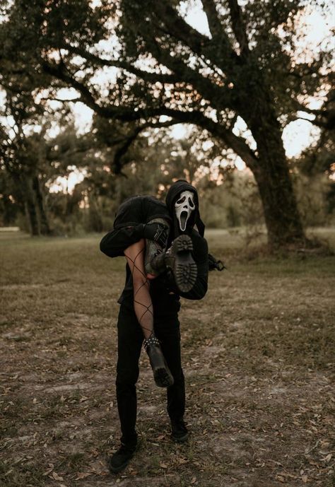 Couples Scream Mask Photos, Spooky Romance Aesthetic, Ghostface Mask Couple, Ghost Face Mask Couple Pic, Spooky Halloween Couples Shoot, Ghost Face Victim Halloween Costume, Goth Halloween Photoshoot, Halloween Photoshoot Ghostface, Couple Scream Photoshoot