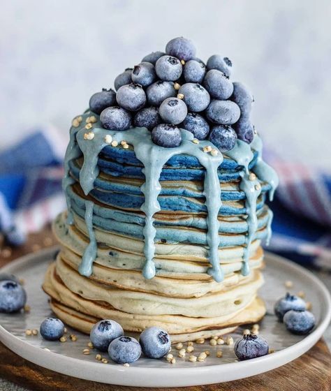 Healthy foods made fun 🥰 on Instagram: “Mondays are made for brekkies like this! 💙🥞 Andreea shows us how easy it is to make your plain pancakes so very fancy with some blue…” Strawberry Cream Cheese Filling, Vegan Crepes, Blue Food, Breakfast Pancakes, Cute Desserts, Sugar Rush, Food Presentation, Beautiful Food, Pretty Food