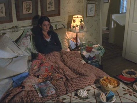 The Gilmore Girls -Lorelai's bedroom-overhead The Gilmore House, Lorelai Gilmore House Interior, Loralie Gilmore Bedroom, Lorelai Gilmore Room, Gilmore Girls House Interior, Lorelai Gilmore Bedroom, Girls In The House, Gilmore Girls Bedroom Aesthetic, Lorelai Gilmore House