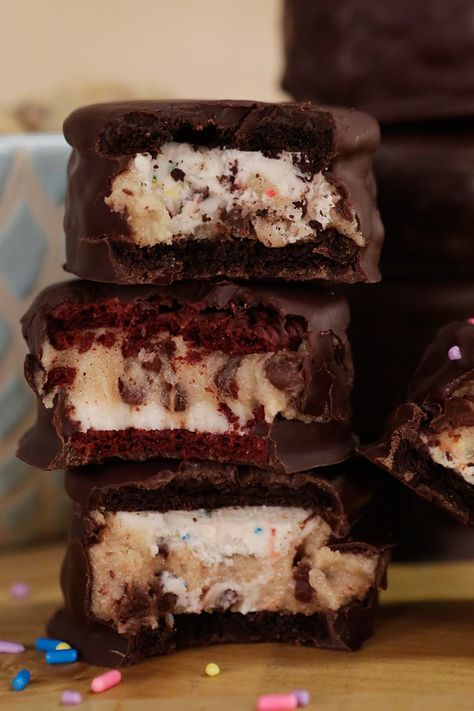 Chocolate-Chip-Cookie-Dough-Stuffed Oreos Edible Chocolate Chip Cookie Dough, Edible Cookie Dough Recipe, Fun Dessert, Cookie Dough Recipes, Edible Cookie Dough, Baked Cookies, Yummy Cupcakes, Chocolate Chip Cookie Dough, Oreo Cookies