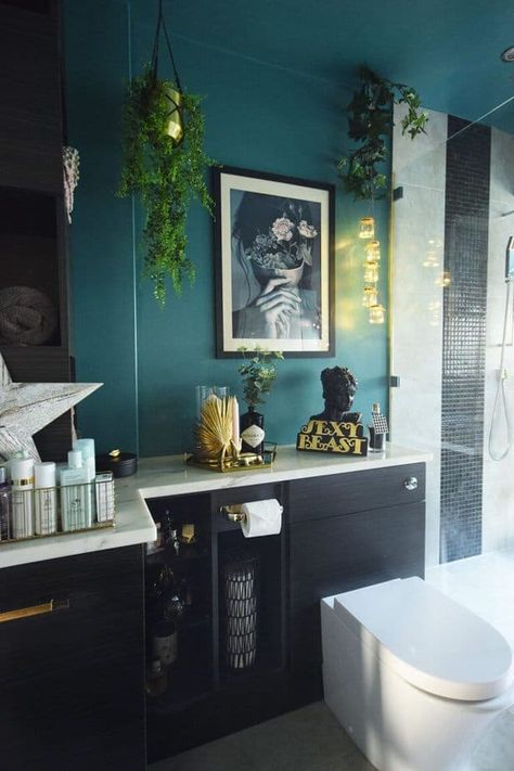 Good-Looking Teal Bathroom Maximalist Bathroom Decor, Maximalist Bathroom, Teal Bathroom Ideas, Teal Bathroom Decor, Quirky Accessories, Modern Maximalist, Teal Bathroom, Luxury Master Bathrooms, Teal Paint