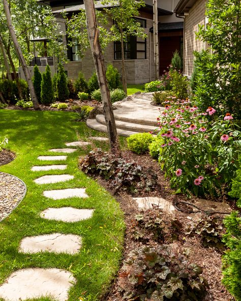 Landscape Stepping Stones, Stepping Stone Walkways, Stepping Stone Paths, Backyard Walkway, Walkway Landscaping, Walkway Design, Garden Stepping Stones, Stone Walkway, Garden Walkway