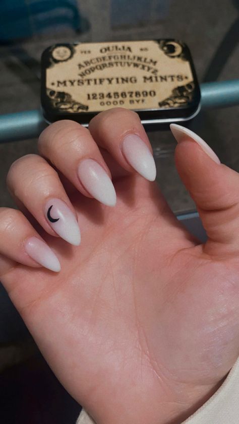 ombre moon witchy nails Crescent Moon On Nails, Neutral Witchy Nails, Witchy Pedicure, Ombre Black Nail Designs, Moon Nails Design Simple, Cresent Moon Nail, Short Black Witchy Nails, Moon Stone Nails, White Witchy Nails