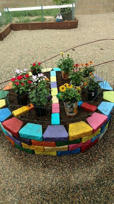 Backyard Decoration Ideas, Vintage Maximalism, Colorful Backyard, Mundo Hippie, Hippie Garden, Unique Garden Art, School Garden, Summer Wreaths, Garden Pond