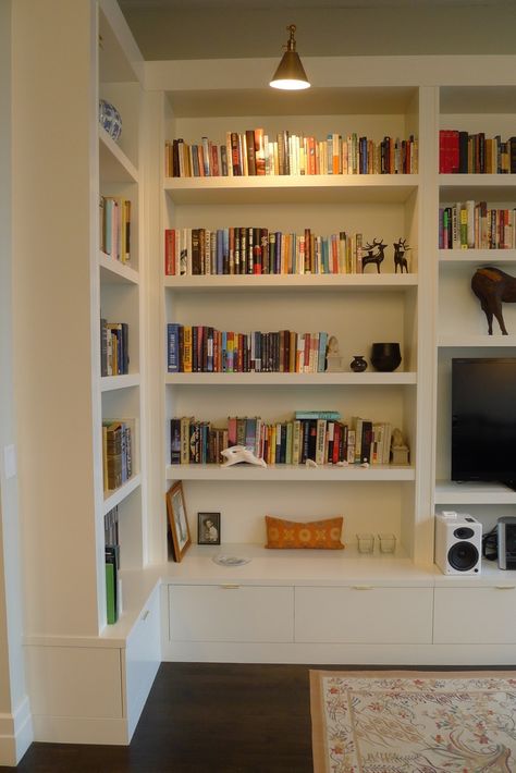 el ultimo estante mas ancho (mesa) Build A Bookcase, Alcove Shelves, Alcove Shelving, Living Room New York, Floating Shelves Bedroom, Floating Shelves Living Room, Built In Shelves Living Room, Floating Shelves Bathroom, Sitting Rooms