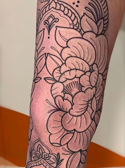 Leg Sleeve Ornamental, Side Knee Tattoos Women, Ornamental Knee Tattoo, Holy Tattoos, Flower Leg Tattoos, Sketch Style Tattoos, Tattoo Apprenticeship, Upper Arm Tattoos, Lace Tattoo