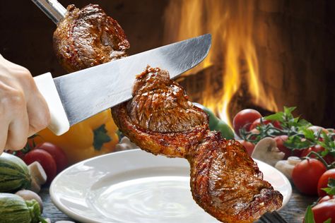 4 Delicious Protein-Packed Brazilian Dishes That Pack a Punch - The Best Latin & Spanish Food Articles & Recipes - Amigofoods Churrasco Recipe, How To Prepare Steak, Kinds Of Steak, Brazilian Dishes, Brazilian Steakhouse, Latin American Food, Beef Fillet, Importance Of Food, Cooking Seafood