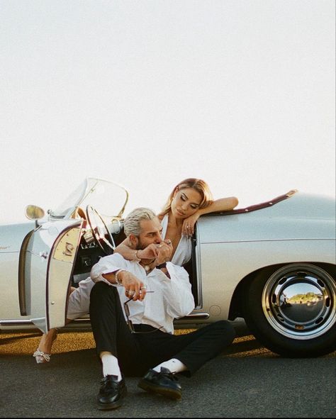 Vintage Inspired Engagement Photos, Car Engagement Photos, Vintage Convertible, Classic Car Photoshoot, Vintage Engagement Photos, Vintage Car Wedding, Sunday Kind Of Love, Couple Engagement Pictures, Vintage Photoshoot