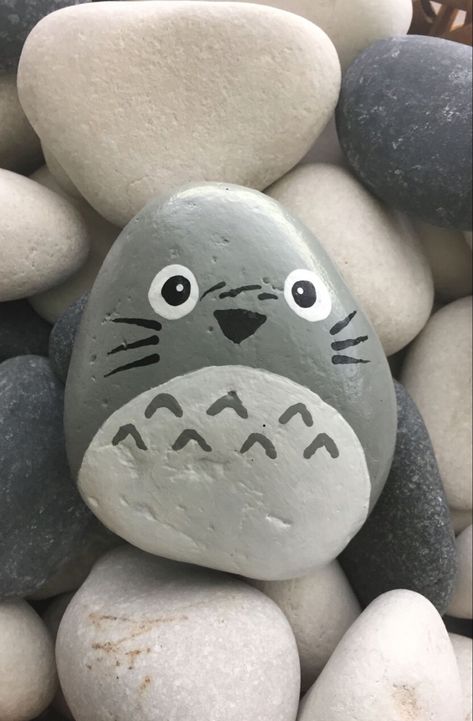 Totoro Gift Ideas, Anime Rock Painting Ideas, Anime Rock Painting, Rock Painting Aesthetic, Painting Totoro, My Neighbor Totoro Painting Easy, Totoro Painting, Totoro Rock Painting, Cute Rock Painting Ideas Simple