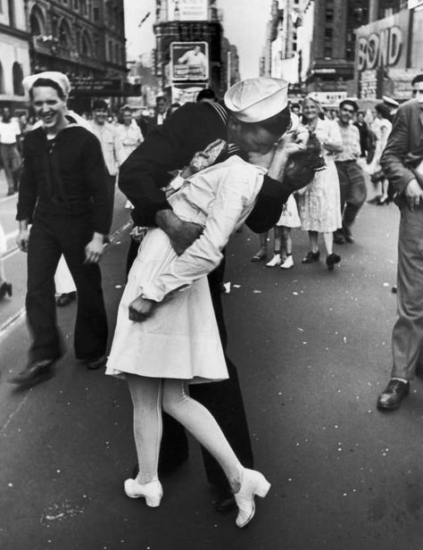 The 50 Most Powerful Pictures In American History Masters Graduation Pictures, Jesse Owens, Powerful Pictures, Elliott Erwitt, Alfred Eisenstaedt, Diane Arbus, Robert Doisneau, Famous Photos, Vivian Maier