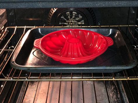 How to Use Silicone Bakeware: 14 Baking Tips and Tricks – Baking Nook: Dessert Recipes And Baking Tips! Silicone Molds Recipes, Bundt Pan Recipes, Silicone Cake Molds, Silicone Baking Pans, Silicone Muffin Pan, Bundt Cake Pan, Baking Basics, Silicone Bakeware, Cake Molds