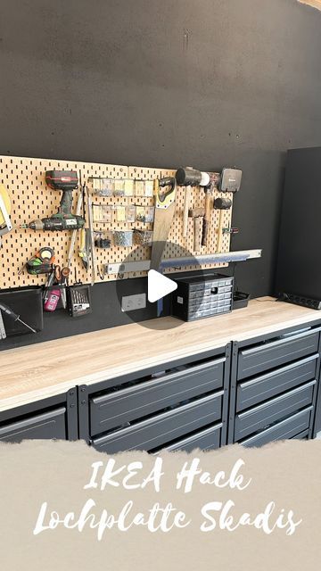 #ikeahack Organisations-Hack für eure Garage 🫶 Die Lochplatte “Skadis” ist der perfekte Ort für euer Werkzeug. Man kann mittlerw... | Instagram Ikea Skadis Garage, Ikea Garage Organization, Ikea Skadis Hack, Ikea Garage, Organization Garage, Ikea Raskog, Garage Work Bench, Garage Organization, Garage Storage