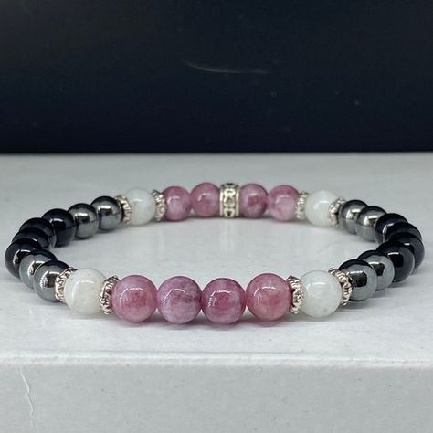 Lepidolite Bracelet, Cuff Bracelets Diy, Precious Stones Bracelet, Birth Stones, Homemade Bracelets, Energy Protection, Healing Gemstone Bracelets, Bracelet Inspo, Stone Bracelets