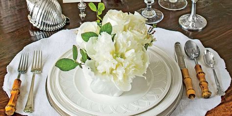 Do People Still Know How to Properly Set a Table? | Southern Living White Place Setting, Table Setting Etiquette, Formal Table Setting, Dining Etiquette, Southern Culture, Table Manners, Gardening Diy, Family Breakfast, Tv Dinner