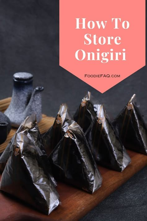 Onigiri has a shelf life of a few hours at room temperature due to its rice and filling components. Here you will learn how to store onigiri. Onigiri To Go, Onigiri Lunch Boxes, Onigiri Meal Prep, How To Wrap Onigiri, Vegetarian Onigiri Filling, Easy To Go Lunches, Onigiri Filling Ideas, To Go Lunches, Onigiri Filling