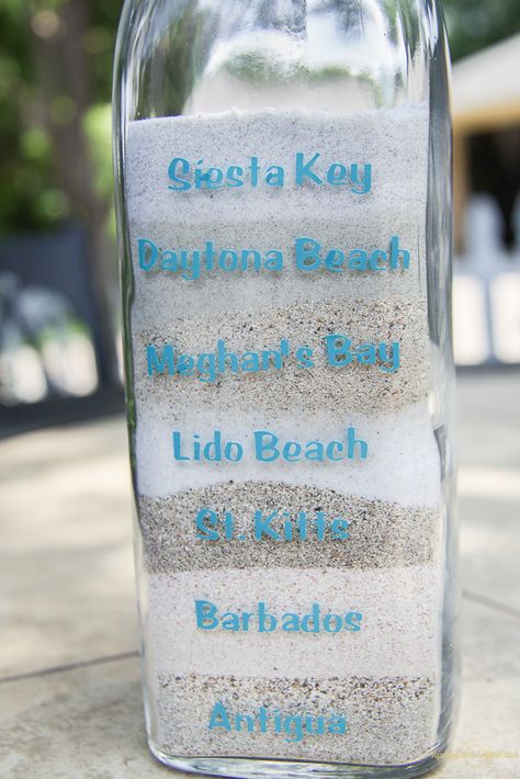 This beach souvenir is simple to make with a Cricut Explore Air 2. Beach Sand Jars Vacation Memories, Cricut Souvenir Ideas, Beach Souvenir Ideas, Beach Sand Keepsake, Sand Collection Display, Sand Jars, Sand Bottles, Stone Souvenir, Beach Keepsakes