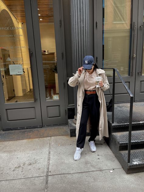 Beige Cap Outfit, Ny Cap Outfit, Trend Coat, Ny Cap, Yankees Baseball Cap, Cap Outfit, Simple Fall Outfits, Coat Trends, Yankees Baseball