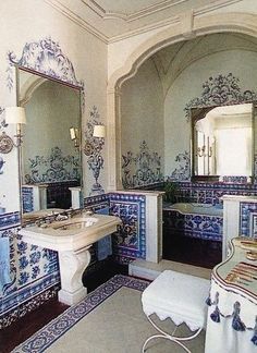 Portugal Estoril Portugal, Blue And White Tiles, Spanish Tiles, Blue White Decor, Casas Coloniales, Spanish Style Homes, Beautiful Rooms, California Dreaming, White Tiles