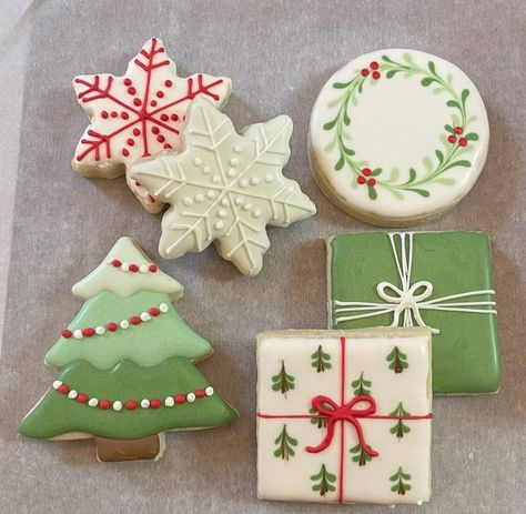 Stocking Christmas Cookies Decorated, Sugar Cookie Stocking Decorating Ideas, Stocking Sugar Cookies Decorated, Stocking Cookies Decorated, Stocking Sugar Cookies, Stocking Cookies, Christmas Stocking Cookies, Iced Christmas Cookies, Royal Icing Christmas Cookies