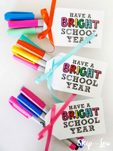 back to school gift idea for a teacher or staff. Back To School Gift For Kids, Back To School Party Favors, Back To School Gift For Students, Back To School Treats For Kids, Back To School Bash Ideas For Church, Back To School Handouts, Bright School Year, Back To School Party Ideas, School Gift Ideas