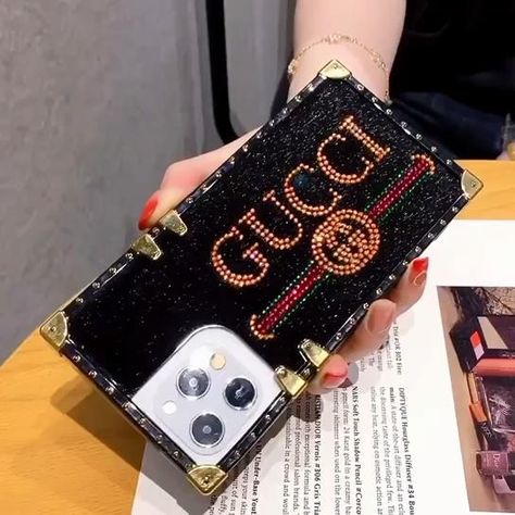 Gucci Phone Case, Bling Phone Cases Diy, Apple Gadgets Iphone, Sparkly Phone Cases, Louis Vuitton Phone Case, Phone Craft, Beautiful Iphone Case, Crystal Phone Case, Luxury Iphone Cases