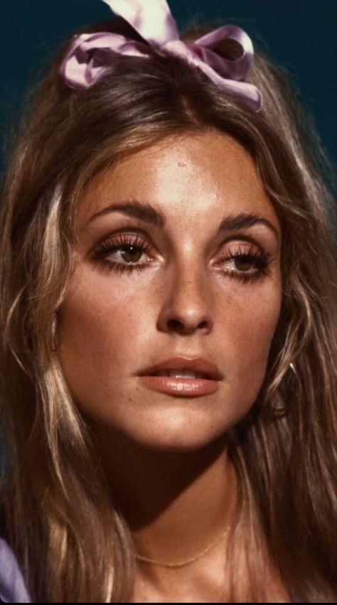 Soft 70s Makeup, 70s Makeup Glam, 60s Glam Makeup, Late 60s Aesthetic, Decades Makeup, Tate Makeup, 1970 Makeup, Sharon Tate Makeup, 60s Editorial