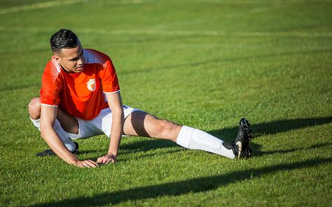 Stretches For Soccer Players, Stretches For Soccer, Soccer Stretches, Basic Stretches, Soccer Exercises, Dynamic Stretching Exercises, Goalkeeper Training, Dynamic Stretching, Tight Hip Flexors