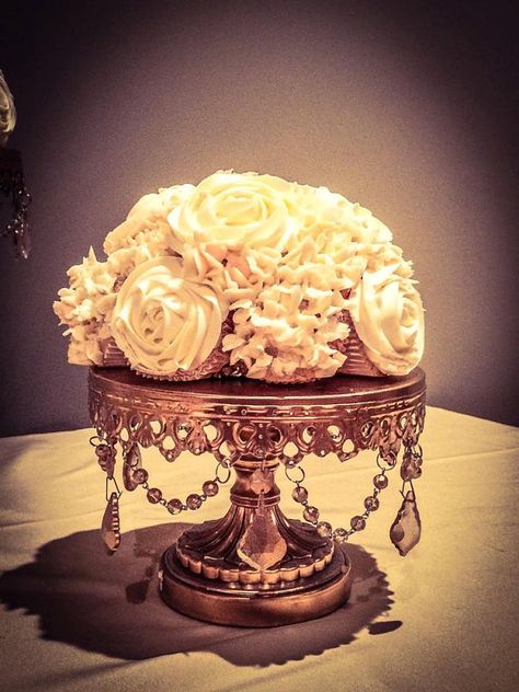 Cupcake Bouquet Centerpiece, Cupcake Centerpieces, Rose Bouquet Wedding, Cupcake Rose, Cupcake Flower Bouquets, Edible Centerpieces, Bouquet Centerpiece, Large Cupcake, Flower Centerpiece