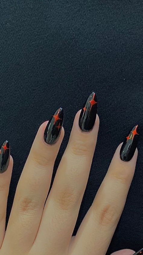 Black And Red Nail Inspiration, Dark Red And Black Nails Acrylic, Red And Black Almond Nails Designs, Black And Red Short Nails Ideas, Almond Nails Red And Black, Simple Red And Black Nails, Black And Red Almond Nails, Red And Black Almond Nails, Black And Red Nails Short