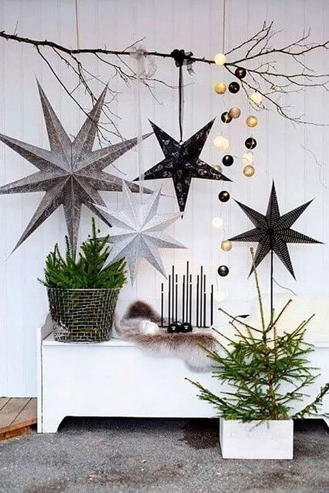 Natal Natural, Modern Jul, Minimalist Christmas Decor, Hygge Christmas, Scandinavian Christmas Decorations, Modern Christmas Decor, Black Christmas Trees, White Christmas Decor, Nordic Christmas