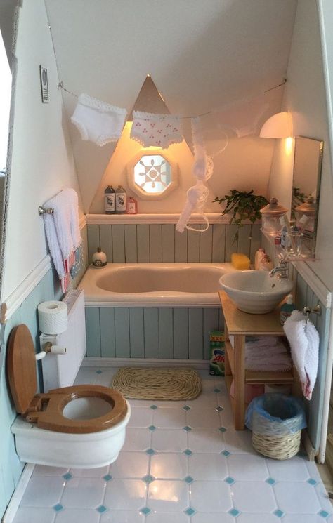 Desain Pantry, Dollhouse Bathroom, Attic Bathroom, Doll House Plans, Mini Doll House, Doll House Crafts, Dollhouse Projects, Dolls House Interiors, Miniature Rooms