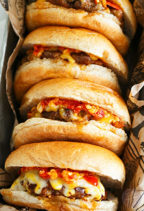 You're going to want to sink your teeth into these hot pepper garlic chorizo cheeseburgers!! Healthy Cheat Meals, Cheeseburger Recipe, Table For Two, Dinners To Make, Burgers Sandwiches, Cheat Day, Cheat Meal, Hot Pepper, Meal Recipes