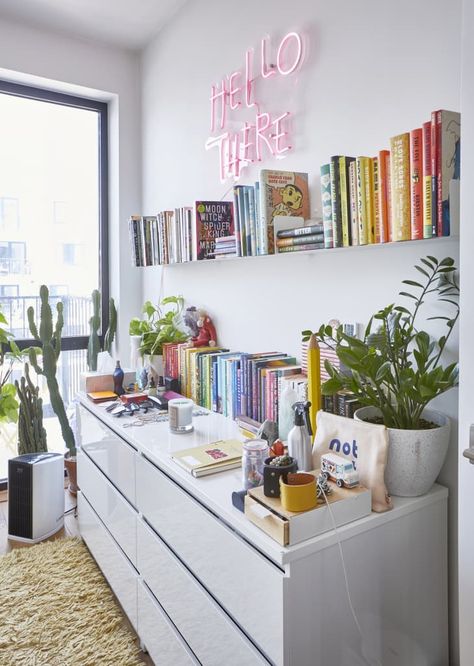 This Writer’s Brooklyn Rental Is Full of Bright Colors and Hundreds of Books | Apartment Therapy Office Decor Maximalist, Maximalist Bookshelves, Books Apartment, Small Rental Apartment, Maximalist Apartment, Bright Wall Art, Brooklyn House, Apt Decor, Deco Boho